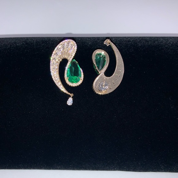 Emerald Talay Earrings - Picture 5 of 11